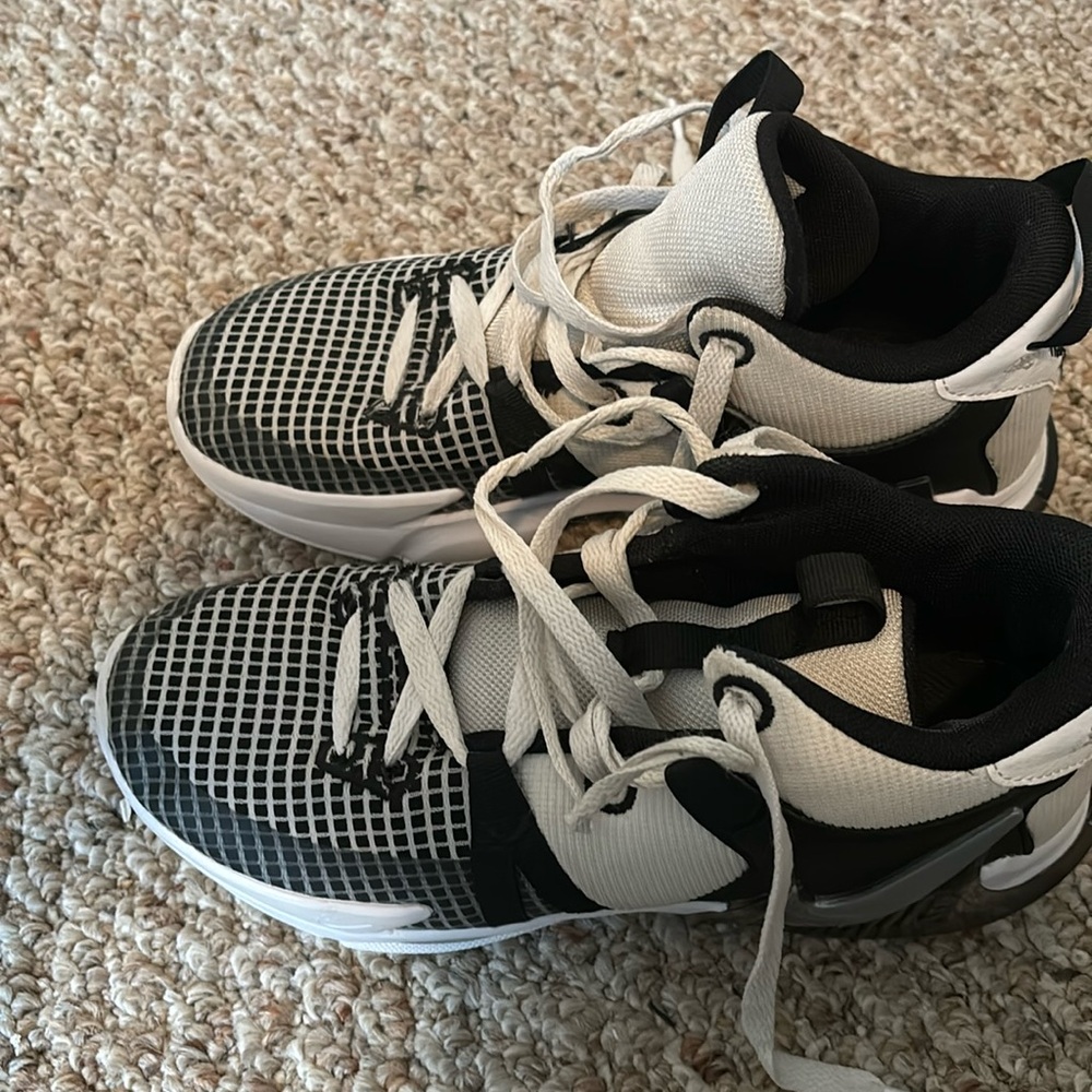LeBron Witness 7
Big Kids' Basketball Shoes